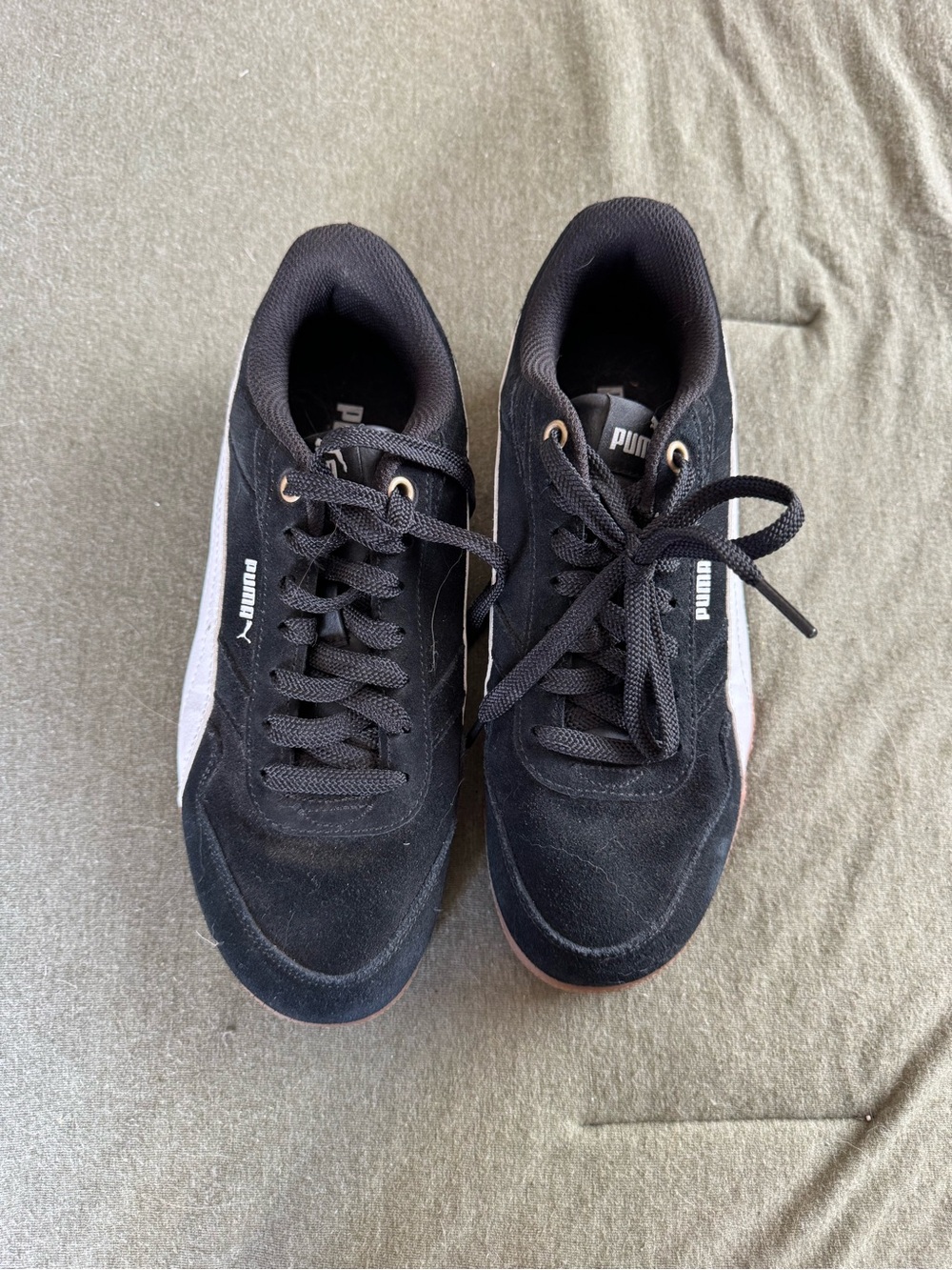 PUMA women’s Black Suede Casual Sneakers